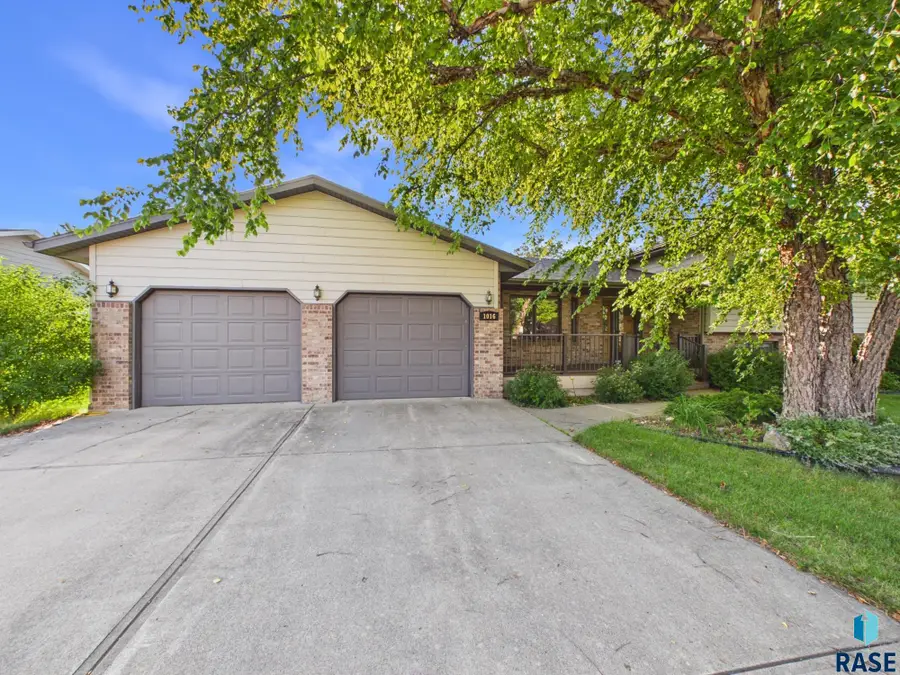 1016 N Sanborn St, Canton, SD 57013 - #3