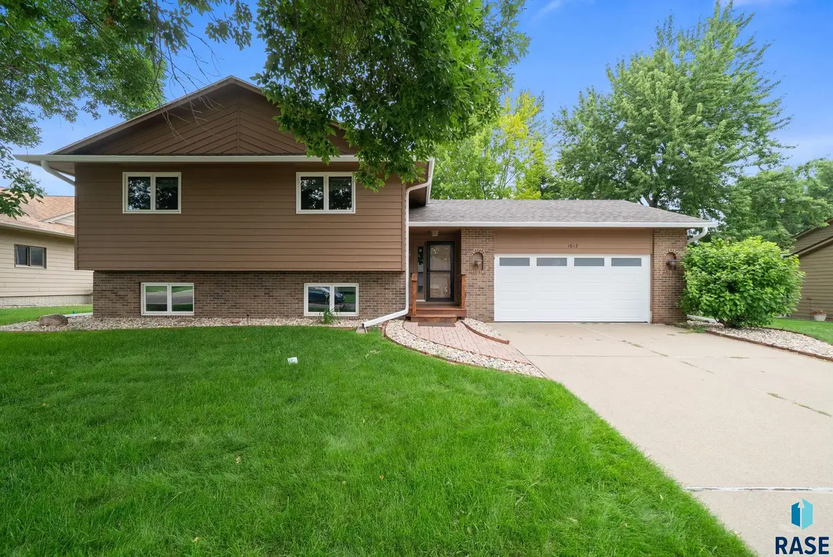 1613 S Larkspur Trl, Sioux Falls, SD 57106 - #1