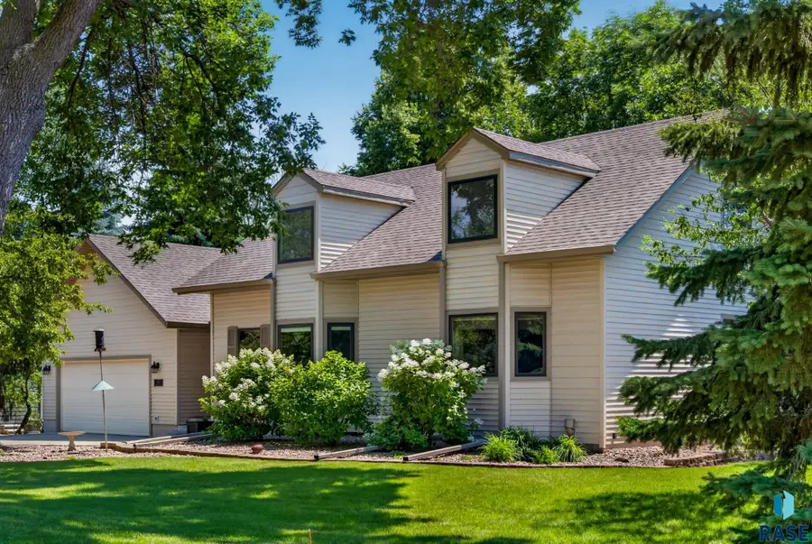2812 S Jonathan Ln, Sioux Falls, SD 57103 - #2