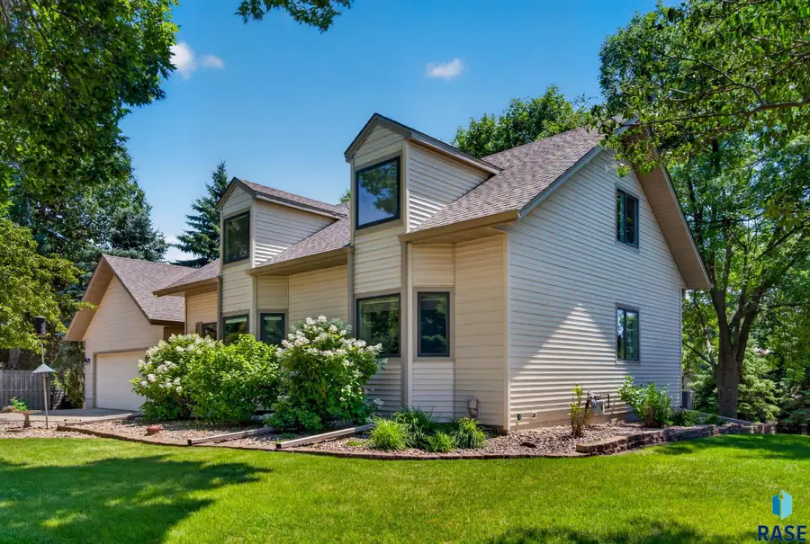 2812 S Jonathan Ln, Sioux Falls, SD 57103 - #3