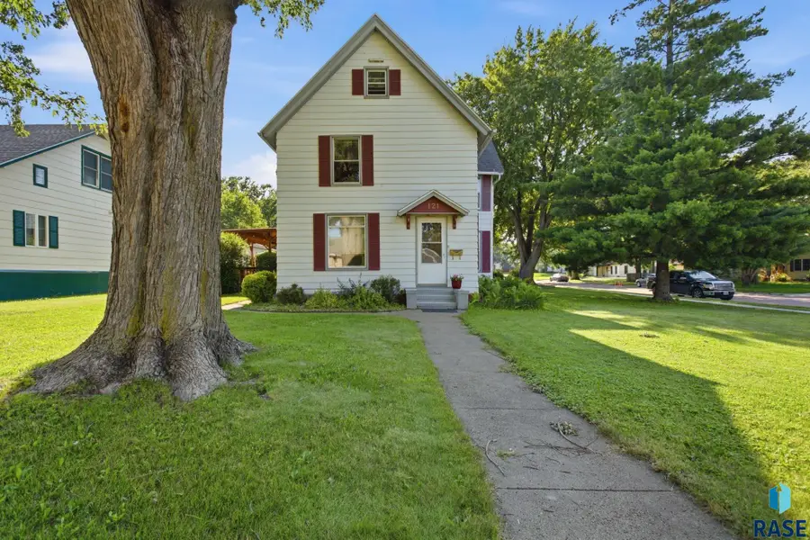 121 N Liberty Ave, Madison, SD 57042 - #3