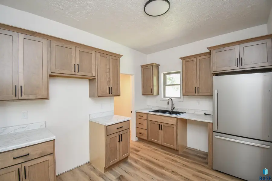 512 W Elm St, Canistota, SD 57012 - #3