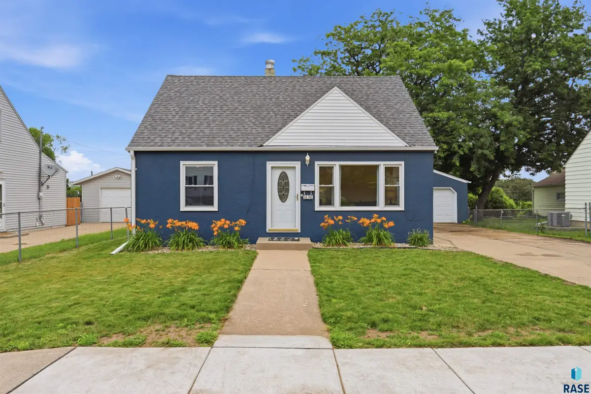 1636 S Frederick Dr, Sioux Falls, SD 57105 - #1