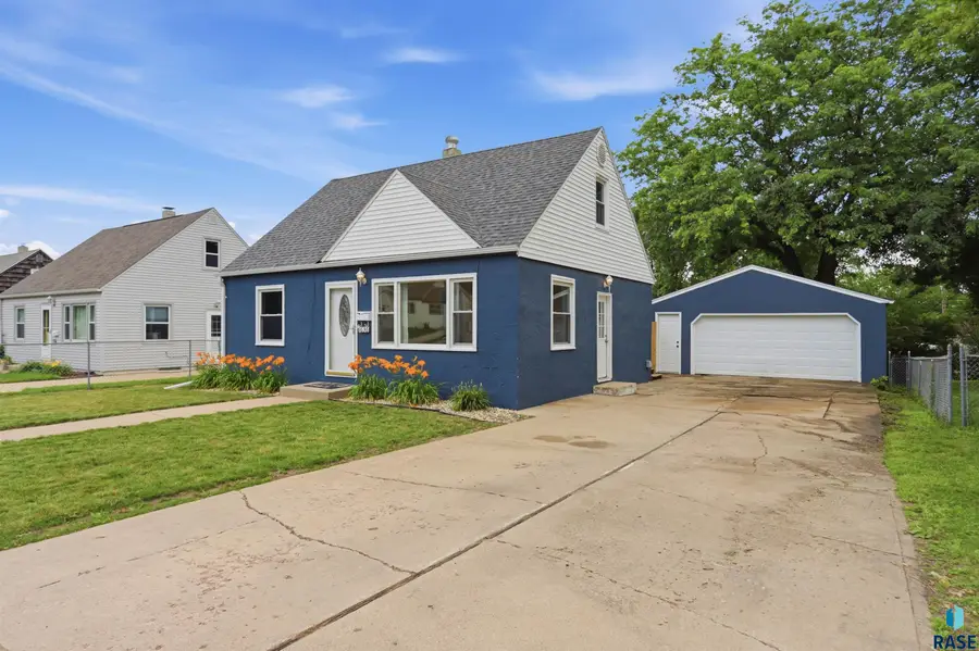 1636 S Frederick Dr, Sioux Falls, SD 57105 - #2