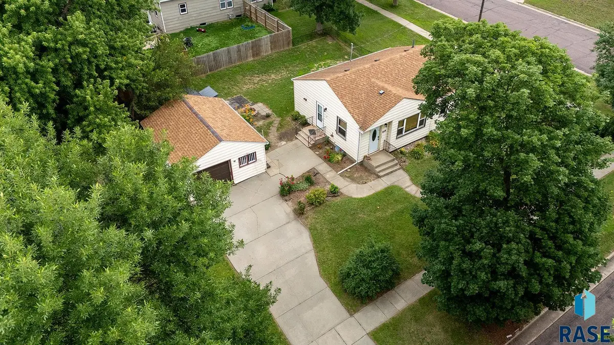 808 2nd St, Garretson, SD 57030 - #1