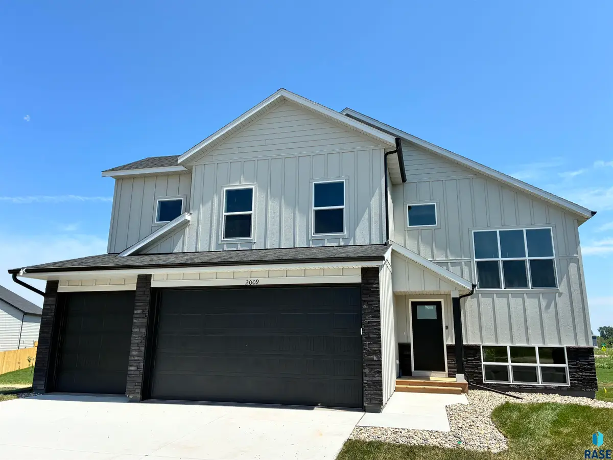 2009 N Goldberg Cir, Sioux Falls, SD 57107 - #1