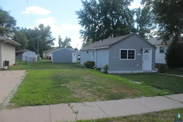 1011 E 13th St, Yankton, SD 57078