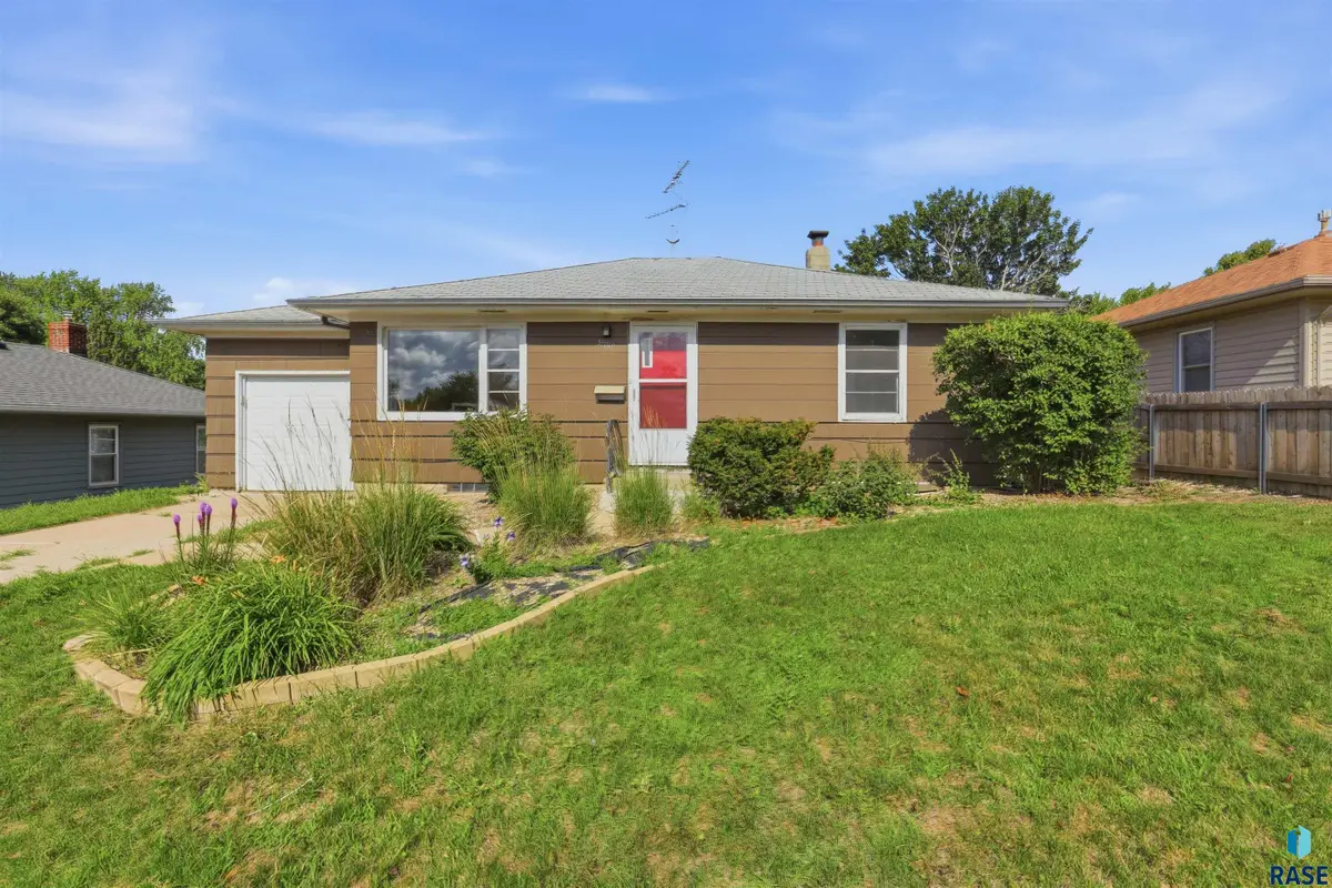 1909 S Jefferson Ave, Sioux Falls, SD 57105 - #1