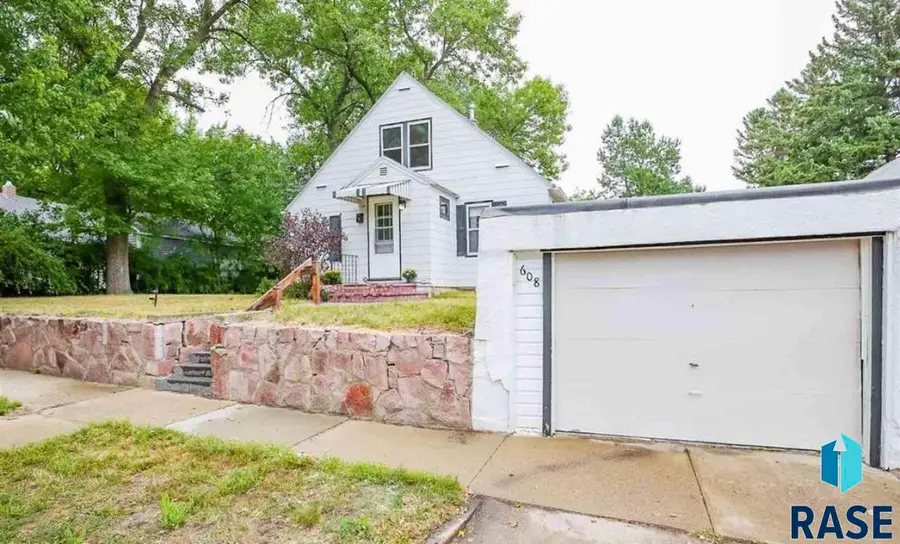 608 S Conklin Ave, Sioux Falls, SD 57103 - #2