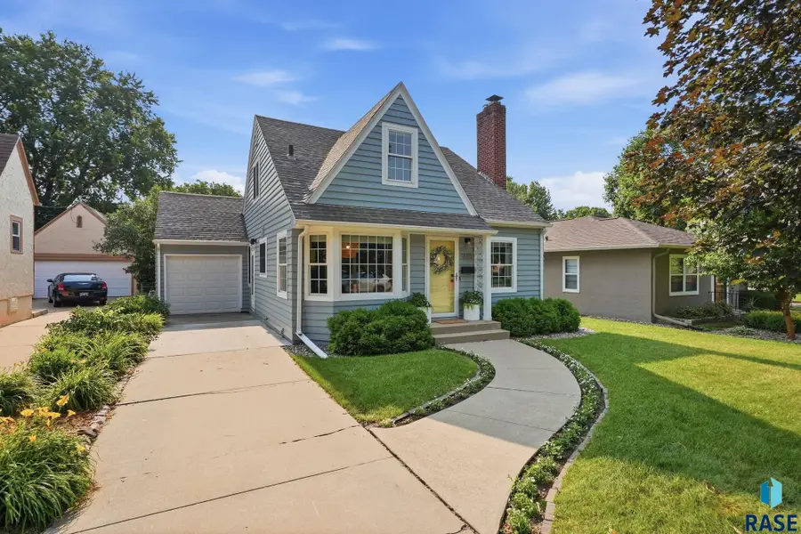 1610 S Carter Pl, Sioux Falls, SD 57105 - #2