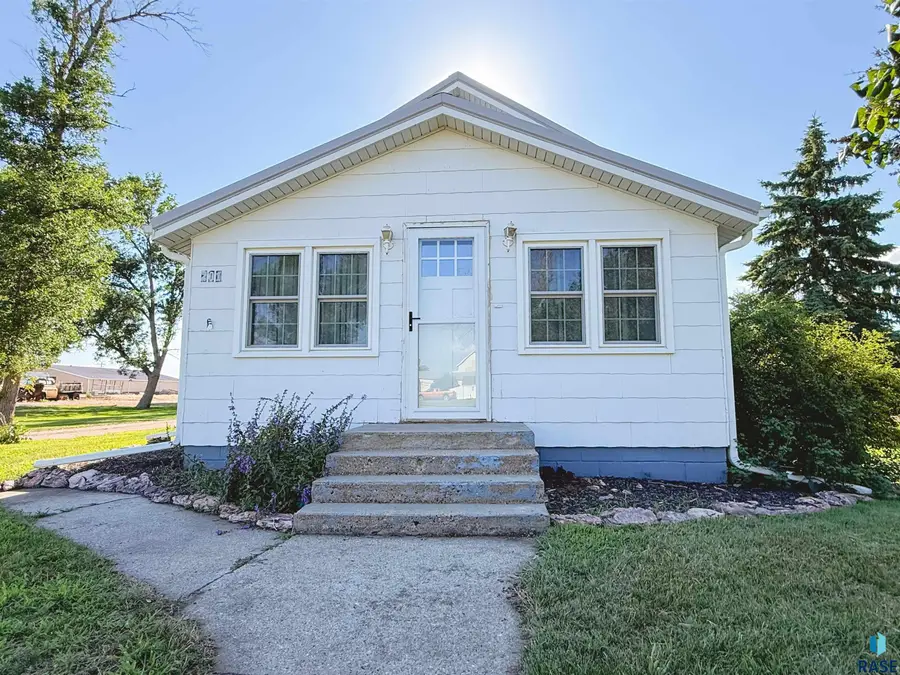 201 S Section Line St, Howard, SD 57349 - #2
