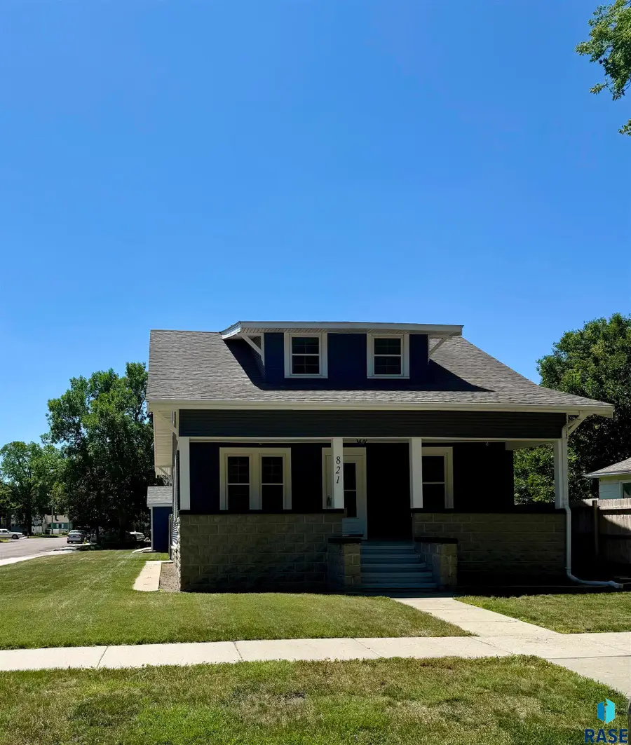821 E 2nd Ave, Mitchell, SD 57301 - #2
