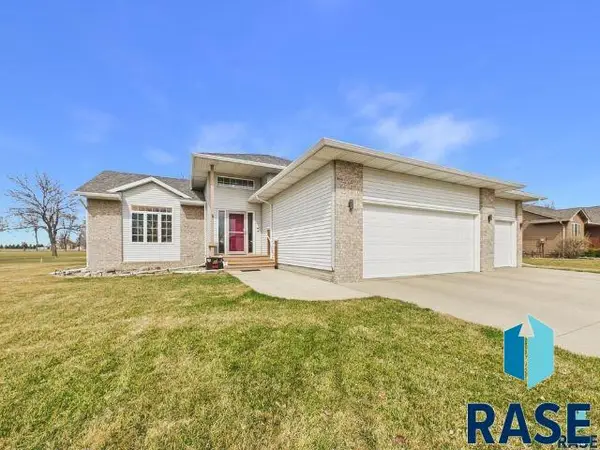 606 Par Tee Dr, Hartford, SD 57033