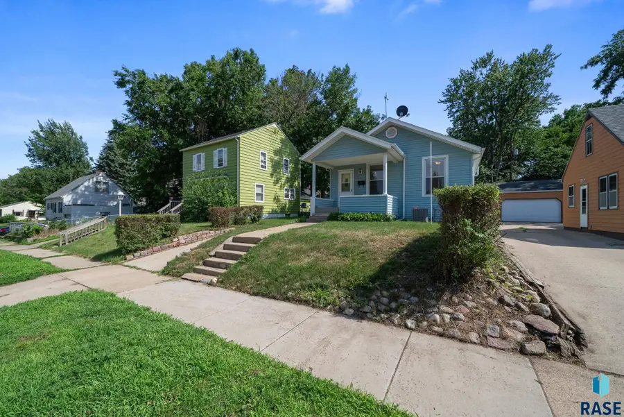 1207 W Sioux St, Sioux Falls, SD 57104 - #2