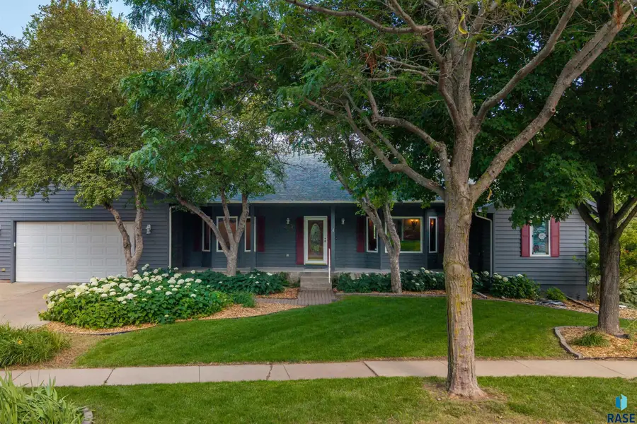 3004 S Coral Ct, Sioux Falls, SD 57103 - #2