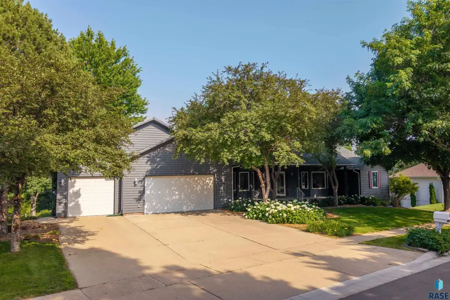 3004 S Coral Ct, Sioux Falls, SD 57103 - #3