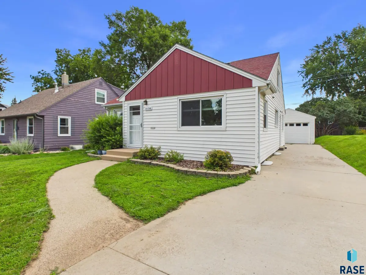 1608 S Sherman Ave, Sioux Falls, SD 57105 - #1
