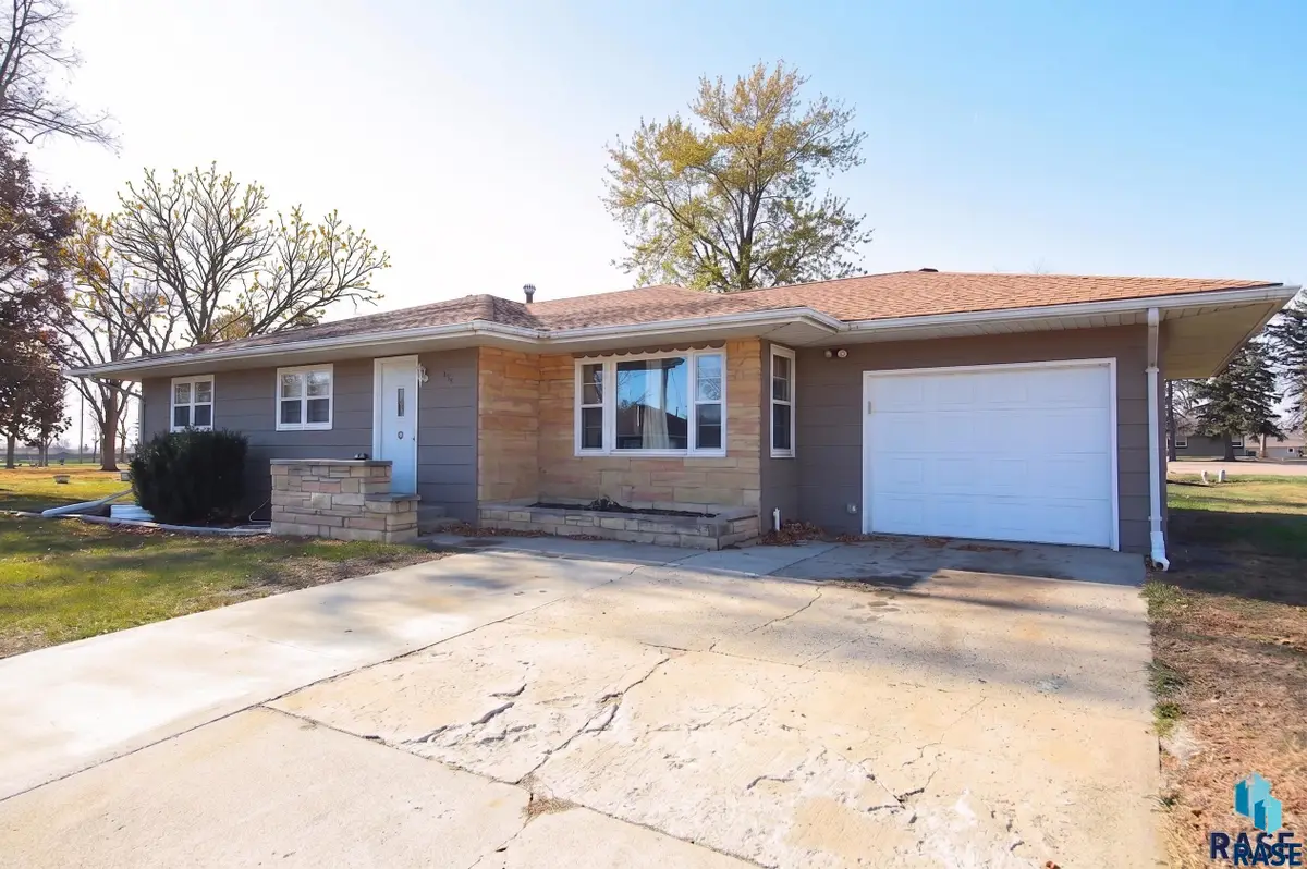 609 S Main St, Lennox, SD 57039 - #1
