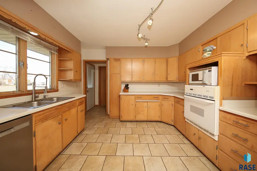 609 S Main St, Lennox, SD 57039 - #3
