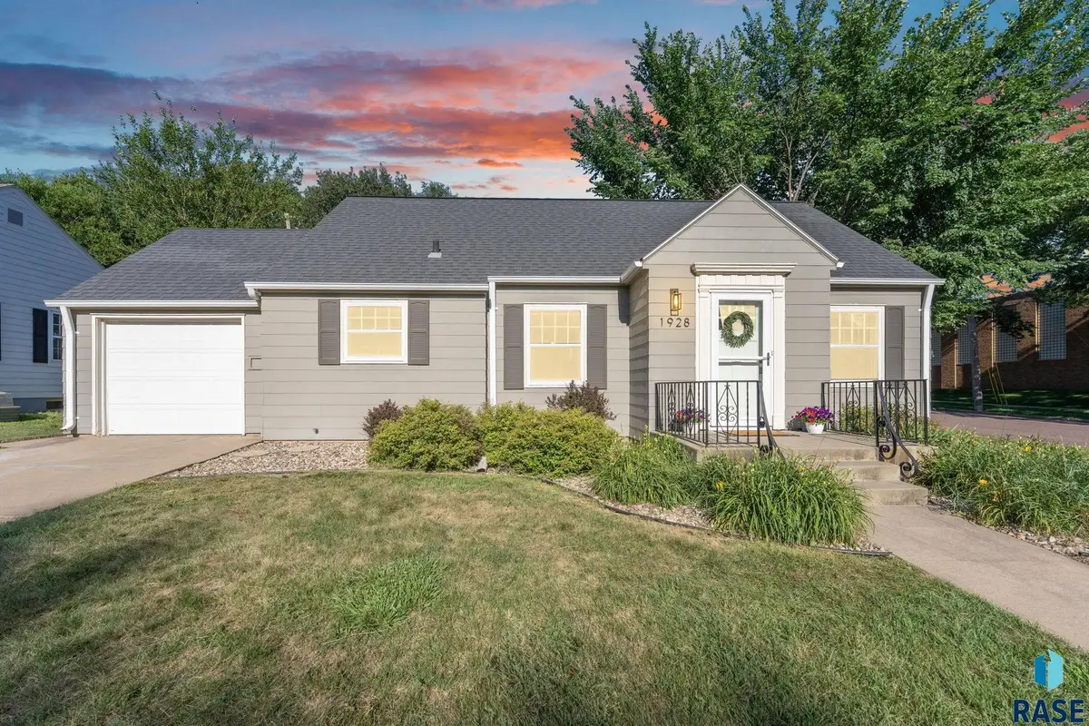 1928 S 4th Ave, Sioux Falls, SD 57105 - #1
