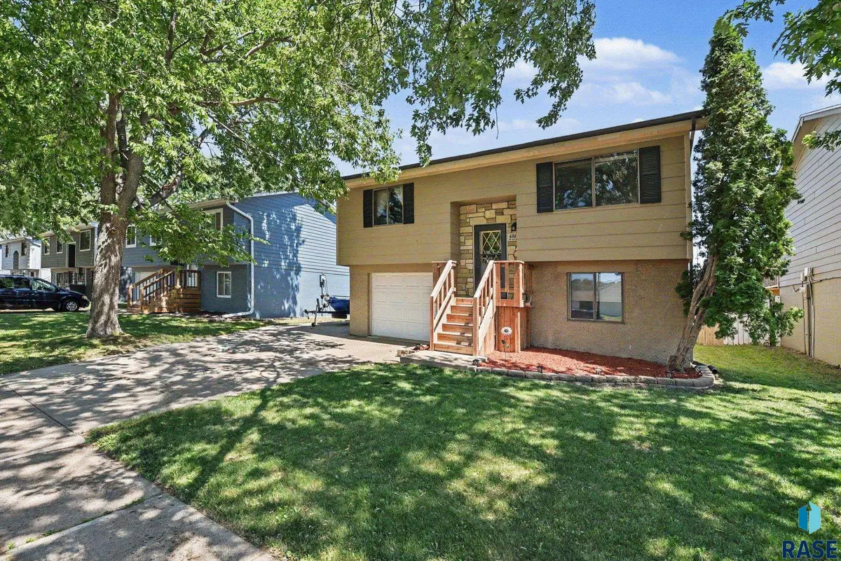 4805 W St James Dr, Sioux Falls, SD 57106 - #1
