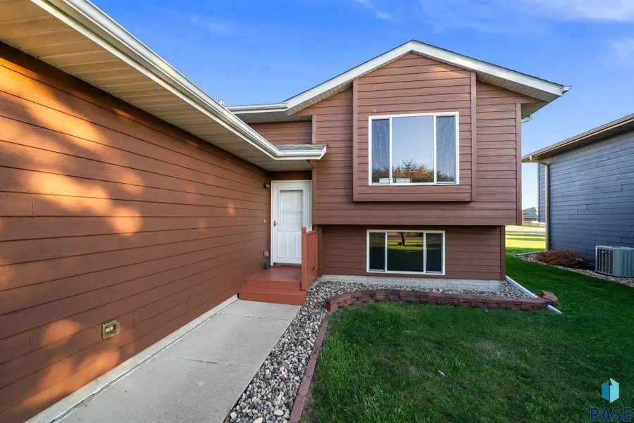 7909 W Wilson Dr, Sioux Falls, SD 57106 - #2
