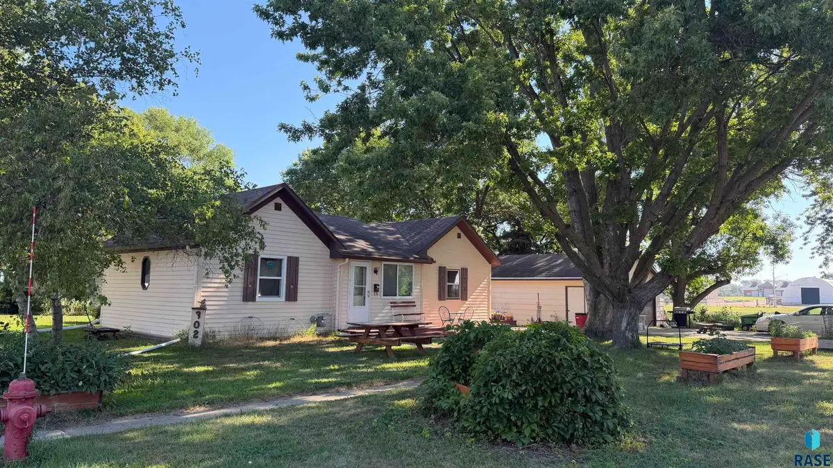 302 N 2nd St, Beresford, SD 57004 - #1