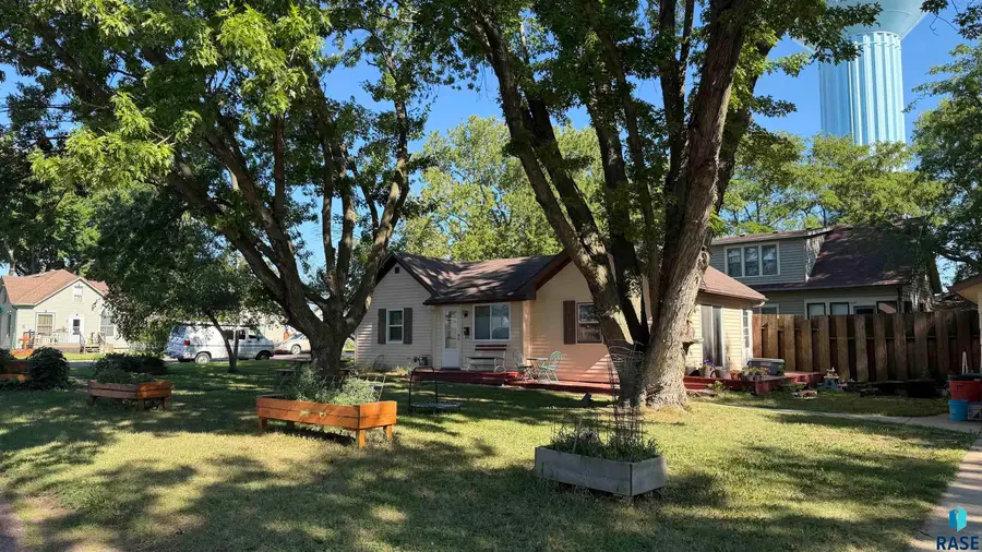 302 N 2nd St, Beresford, SD 57004 - #2