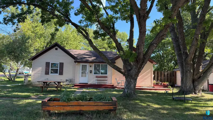 302 N 2nd St, Beresford, SD 57004 - #3