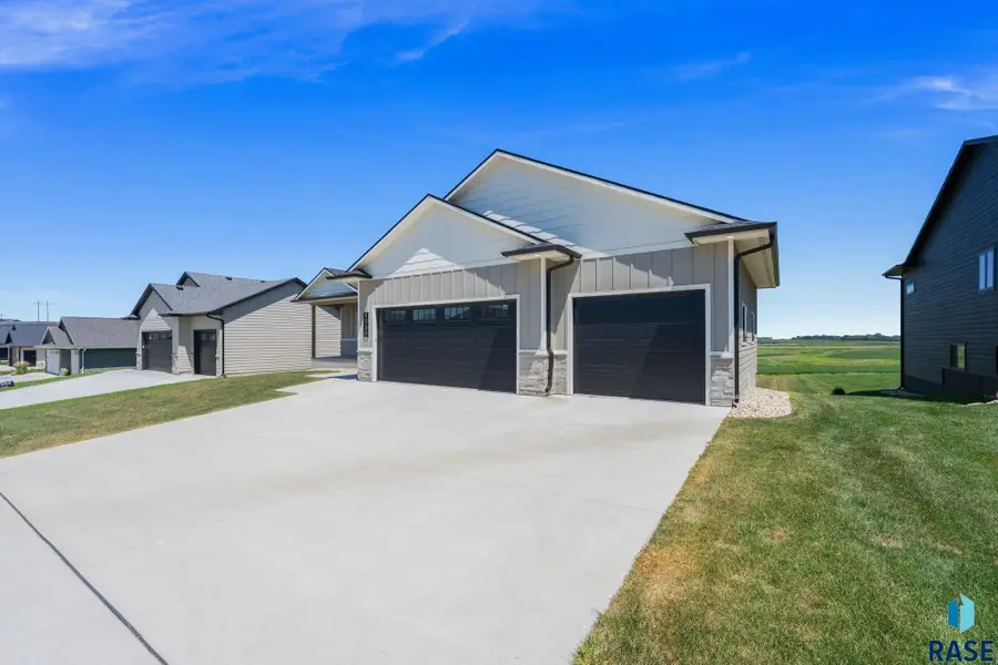 1520 N Marlowe Ave, Sioux Falls, SD 57110 - #2