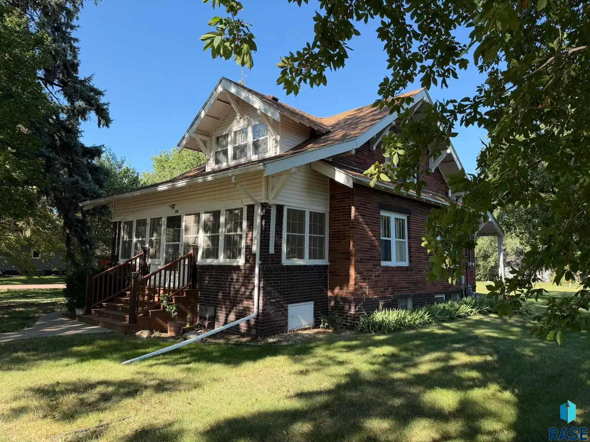 904 S Cherry St, Freeman, SD 57029 - #1