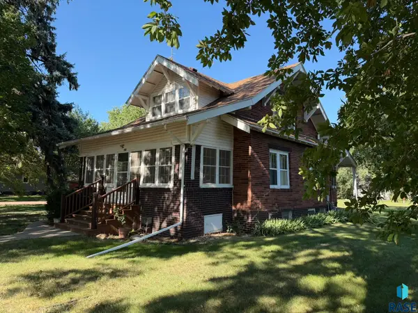 904 S Cherry St, Freeman, SD 57029