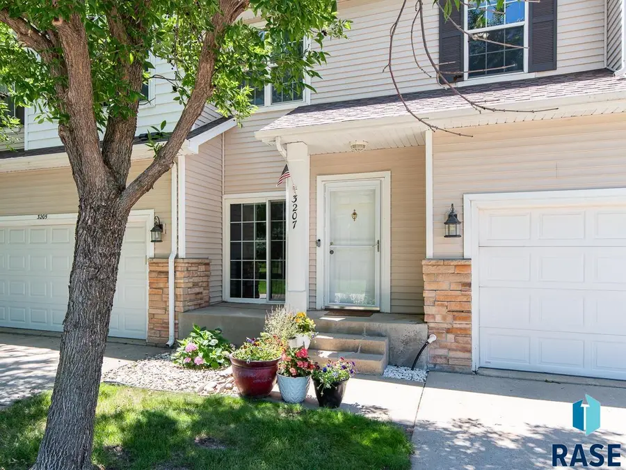 3207 W Ralph Rogers Rd, Sioux Falls, SD 57108 - #2