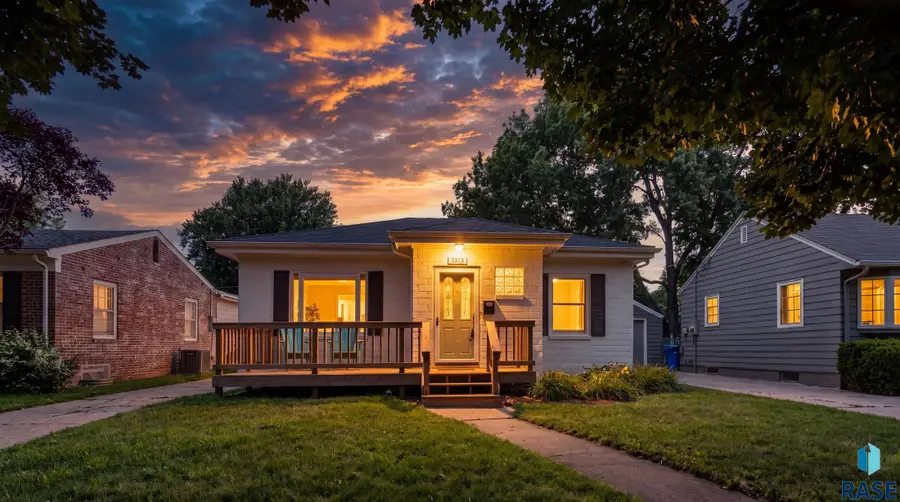 2513 S West Ave, Sioux Falls, SD 57105 - #2