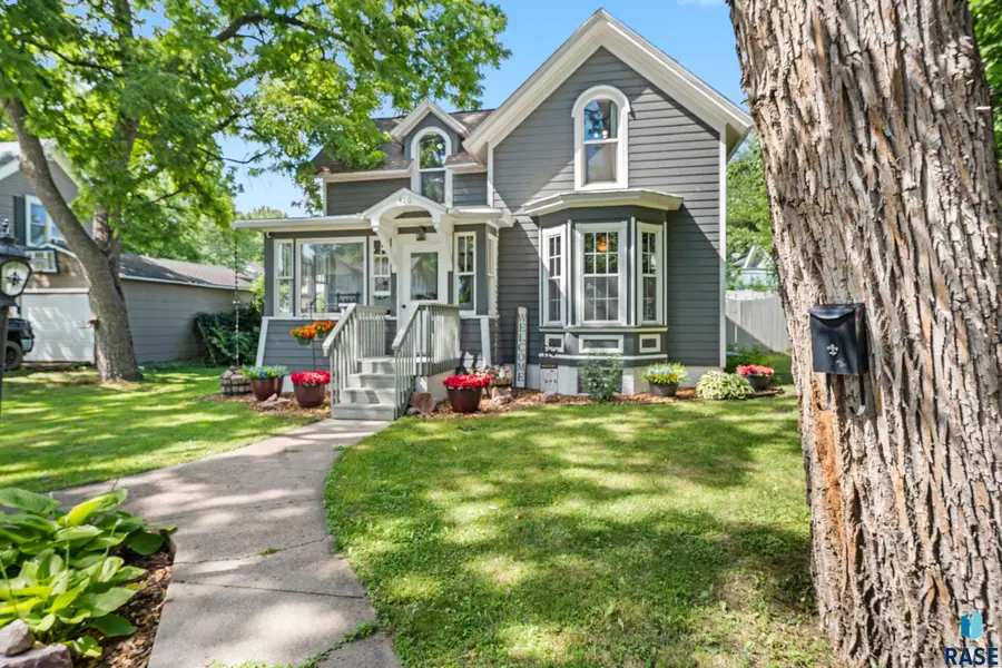 410 E 6th St, Dell Rapids, SD 57022 - #2