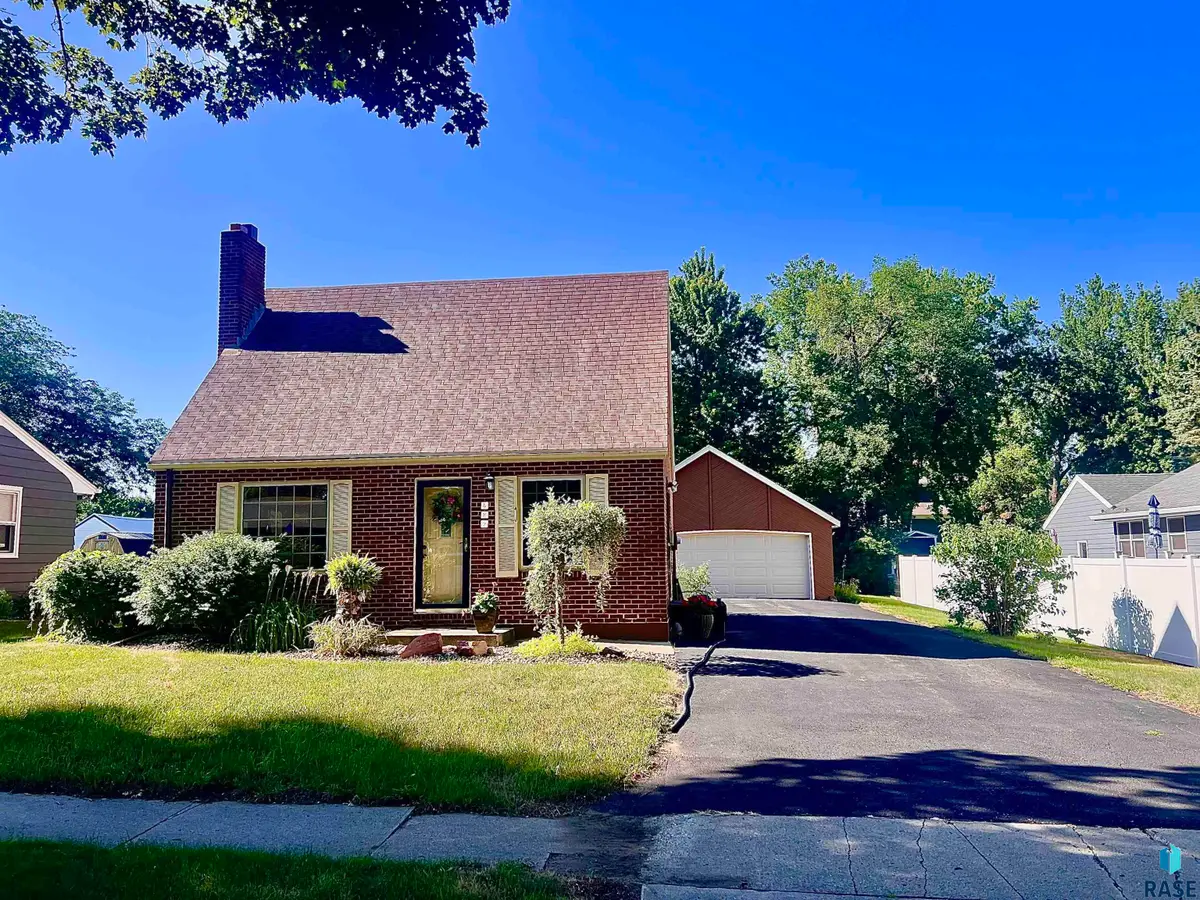 427 Brown W St, Luverne, MN 56156 - #1