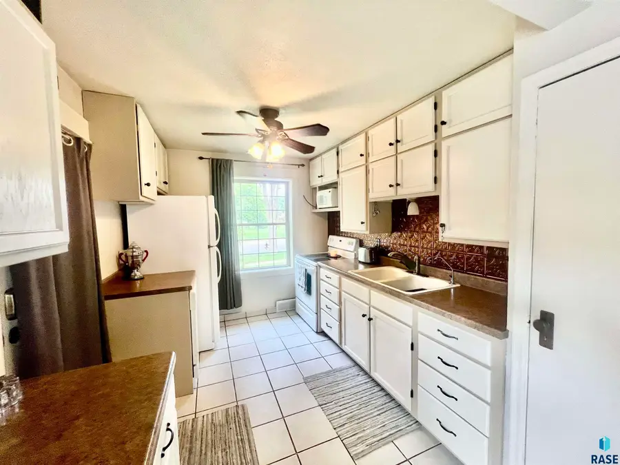 427 Brown W St, Luverne, MN 56156 - #3