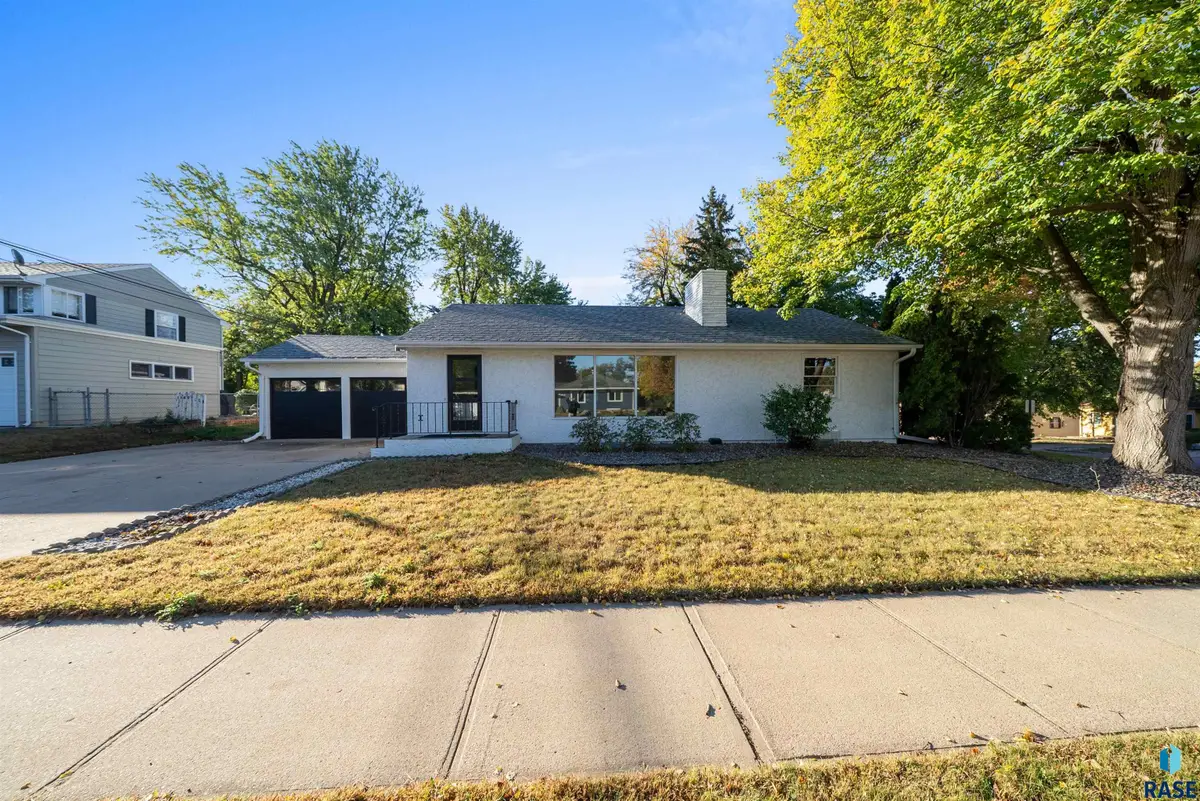 2025 W 20th St, Sioux Falls, SD 57105 - #1