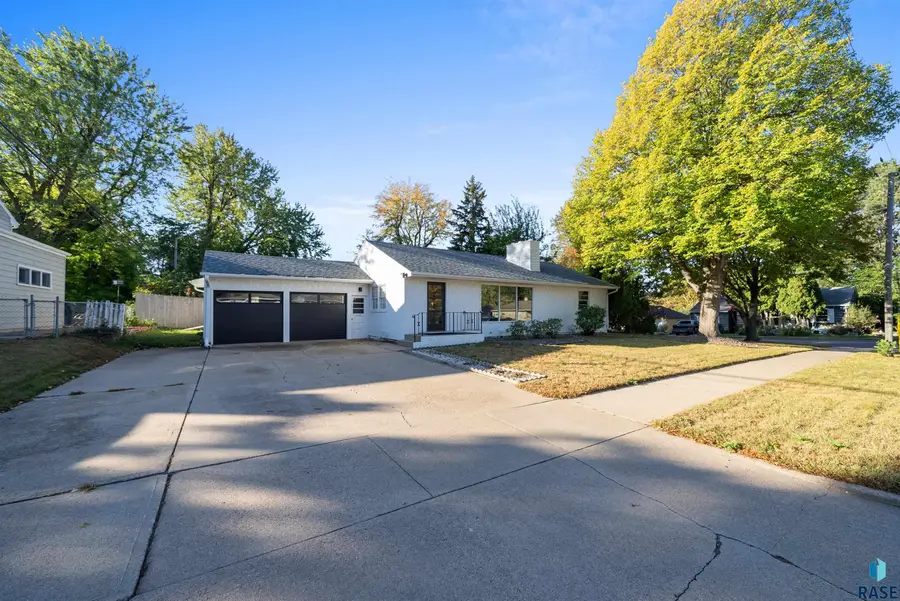 2025 W 20th St, Sioux Falls, SD 57105 - #2