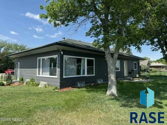556 N Lake Dr, Watertown, SD 57201 - #1