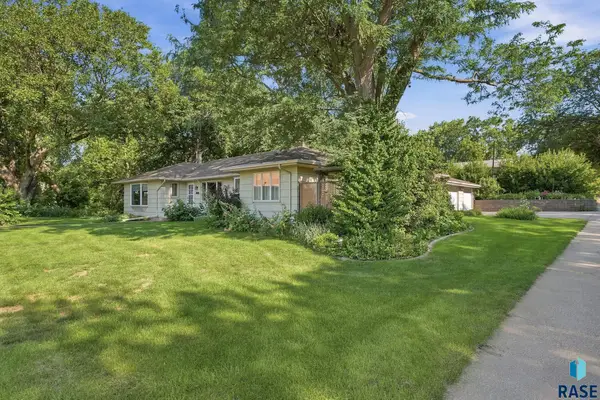 512 E 7th St, Dell Rapids, SD 57022