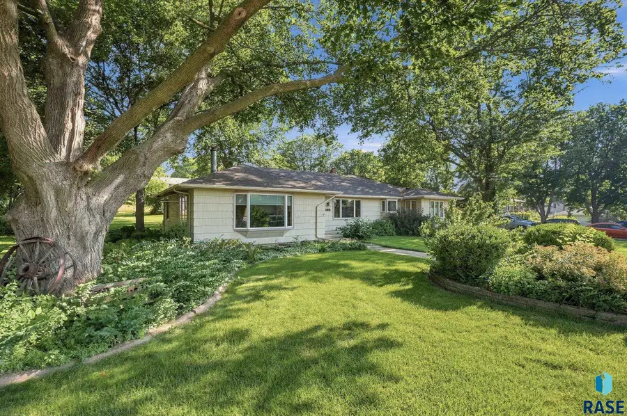 512 E 7th St, Dell Rapids, SD 57022 - #2
