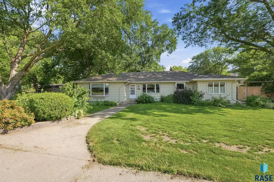 512 E 7th St, Dell Rapids, SD 57022 - #3