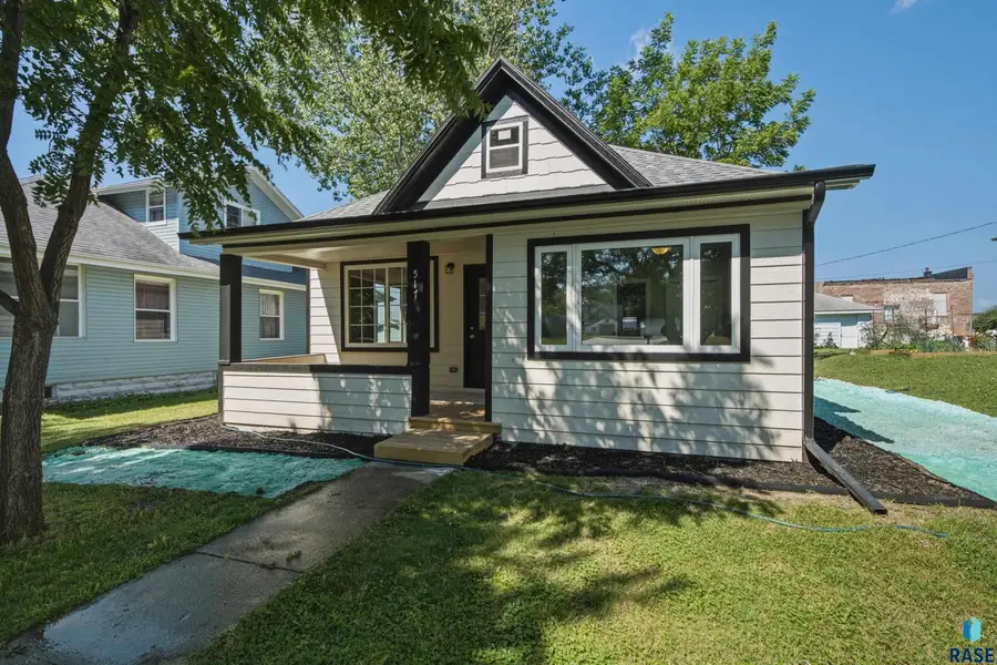 517 Center Ave, Garretson, SD 57030 - #3