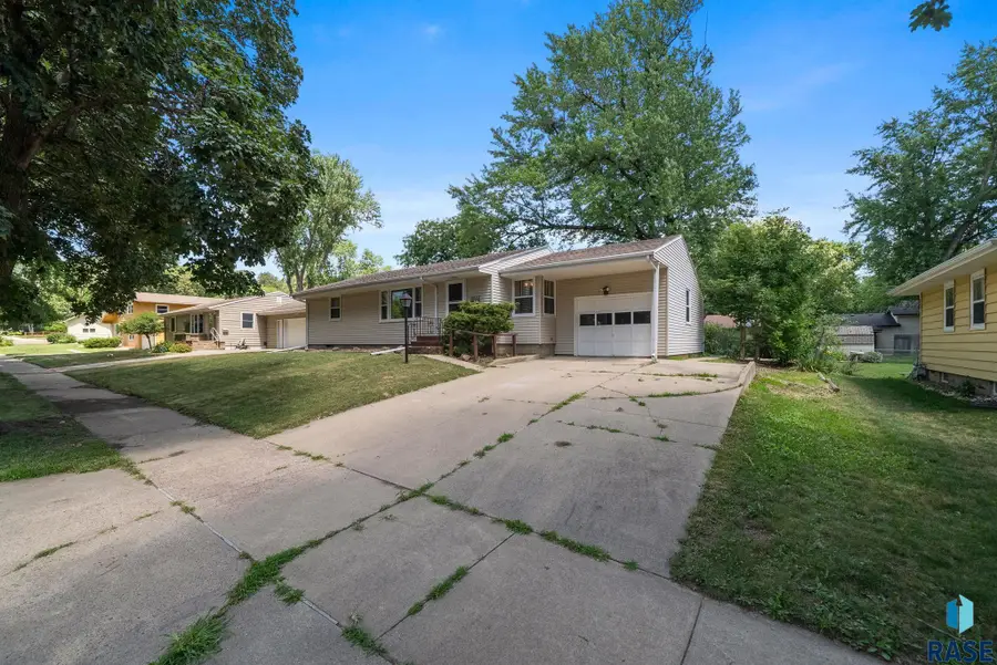 3012 S 5th Ave, Sioux Falls, SD 57105 - #2