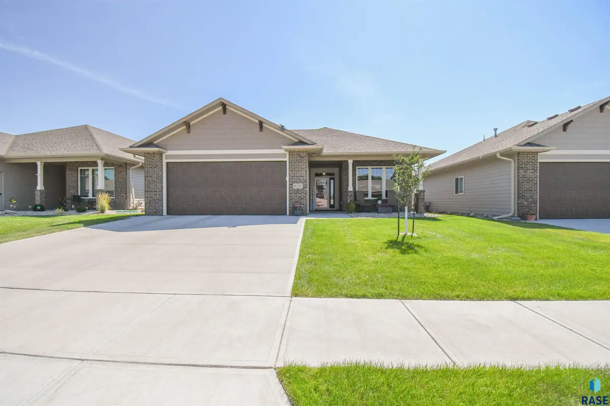 1600 S Meadowland Ave, Sioux Falls, SD 57106 - #1