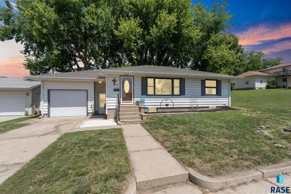 206 E 4th St, Dell Rapids, SD 57022
