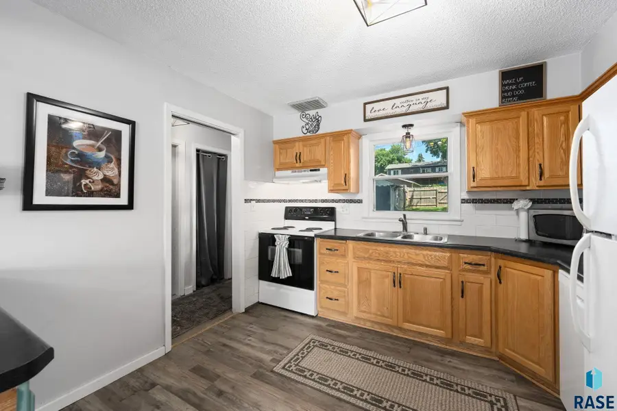 206 E 4th St, Dell Rapids, SD 57022 - #3