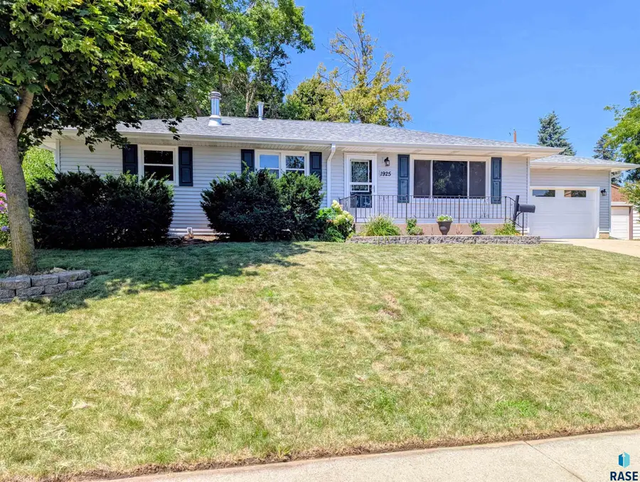 1925 S Cardinal Dr, Sioux Falls, SD 57105 - #3