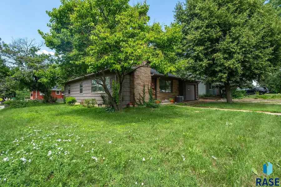 2113 S Western Ave, Sioux Falls, SD 57105 - #2